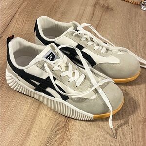 Stylish Women's Sneakers in Black and White